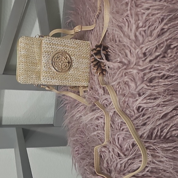 Elegant Beige Crossbody Bag with Woven Design - Picture 2 of 4
